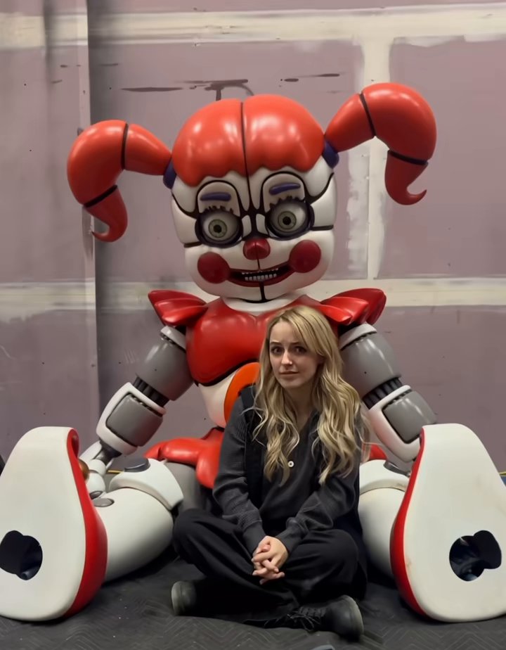 JonnyBlox's tweet image. Weighing 600 lbs, Circus Baby from ‘FIVE NIGHTS AT FREDDY’S 2’ had to be transported by train because she could not fit on a plane! 👀

(Via: Baz)
#fnaf #fivenightsatfreddys #fnaf2movie