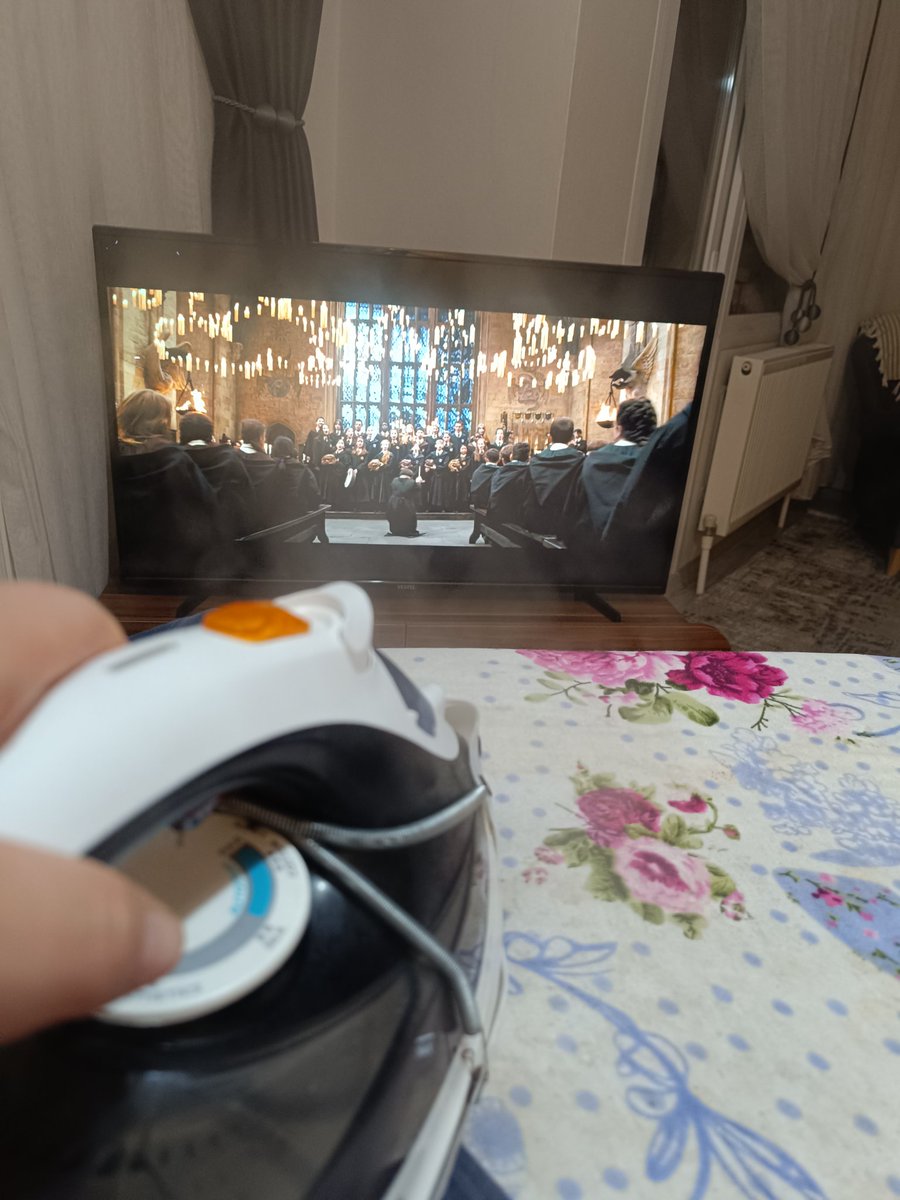 Dünyanın en zevksiz ev işini zevkli hale getirmek için #HarryPotter izliyorum ⚡ 😄