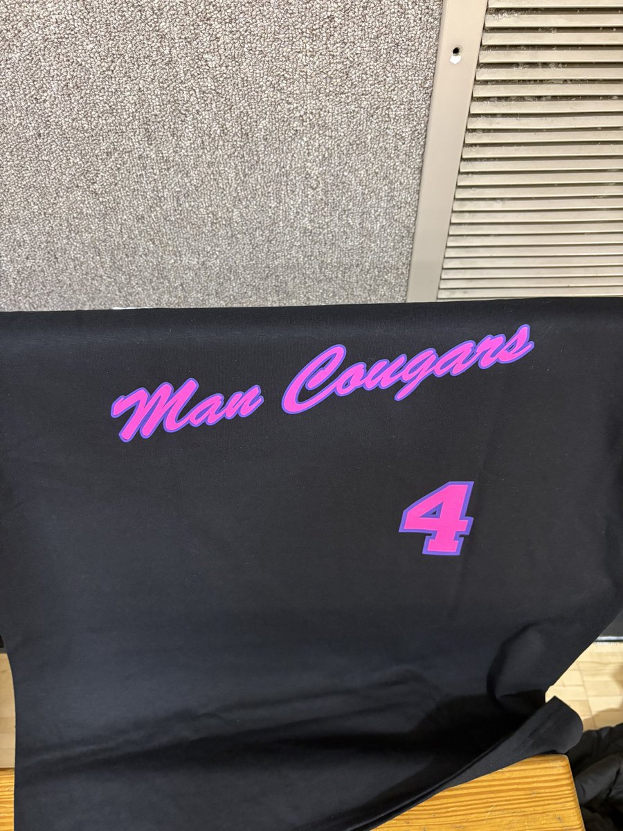 Man Cougars tweet media