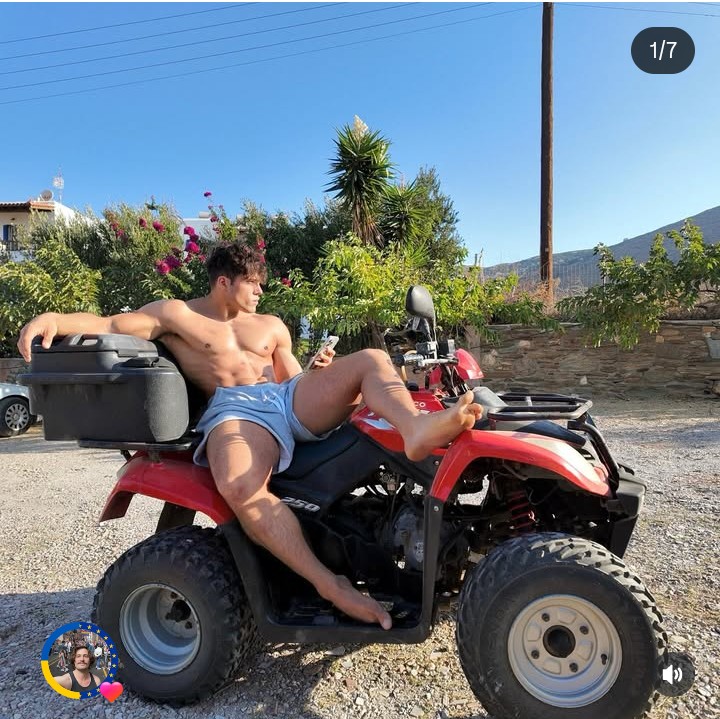BarefootMales's tweet photo. A muscular young lad and his nice sexy soles who I started following on Instagram today 🔥😋https://t.co/WaSlO3t6yA https://t.co/s8hlwFOD0n