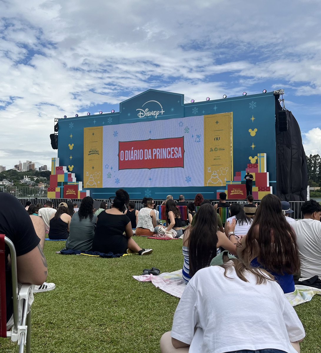 httpspieeee's tweet image. dia de folga com cineminha ao ar livre