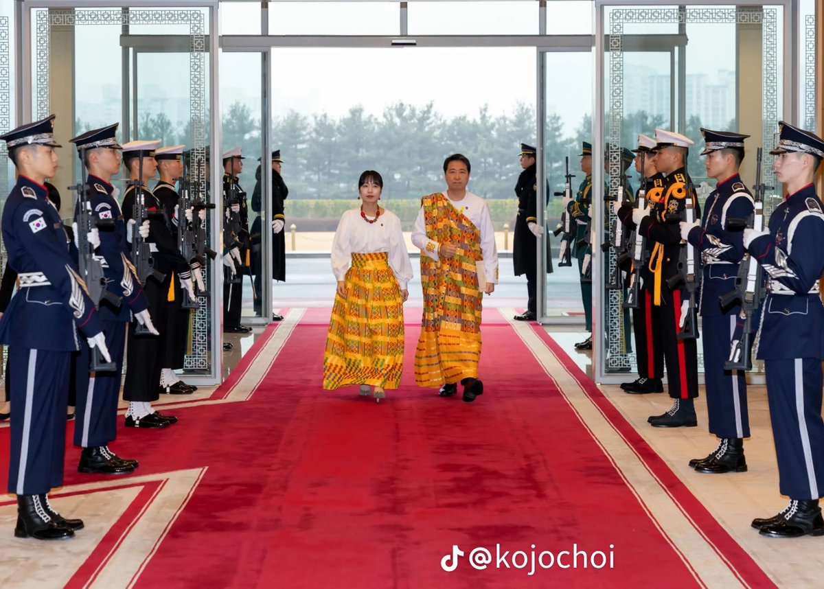 Ghanaian Ambassador to South Korea Kofi Choi dressed in a Kente cloth to meet the president of South Korea 🇰🇷