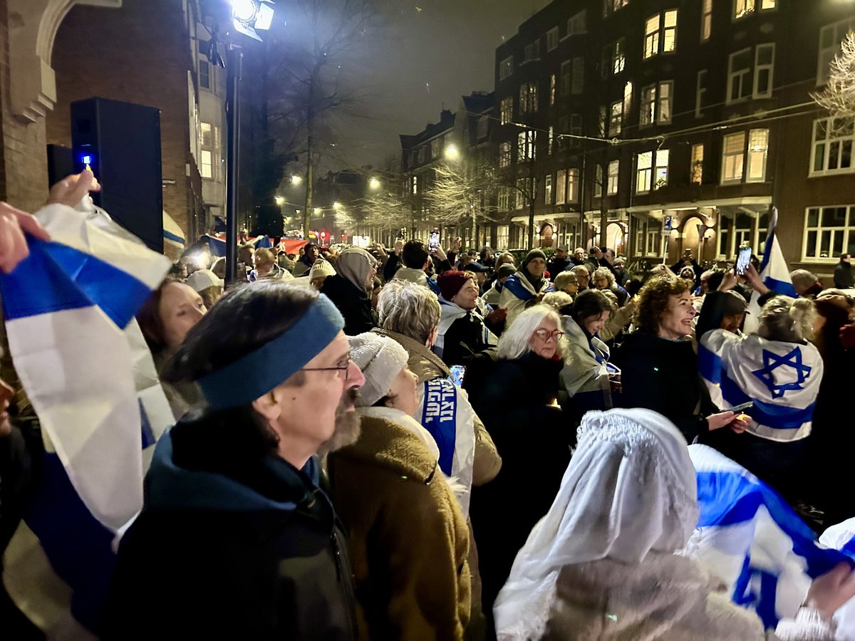 We stonden er met 250 anderen. #Chanoeka vieren bij het Concertgebouw. Dat is ons recht en dat blijven we opeisen. De vlam van het licht overheerst de krachten van de duisternis. Altijd en overal.