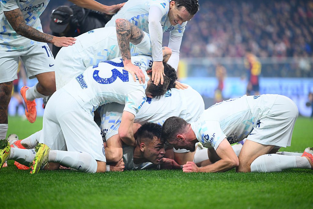 نهاية المباراة. إنتر يفوز على جنوى ويصبح متصدر الدوري الإيطالي. جماهير الإنتر تستفيد من تعثرات إيه سي ميلان ونابولي وتتقدم في صدارة البطولة. سجّل يان بيسيك ولاوتارو مارتينيز أهداف الفوز للفريق 