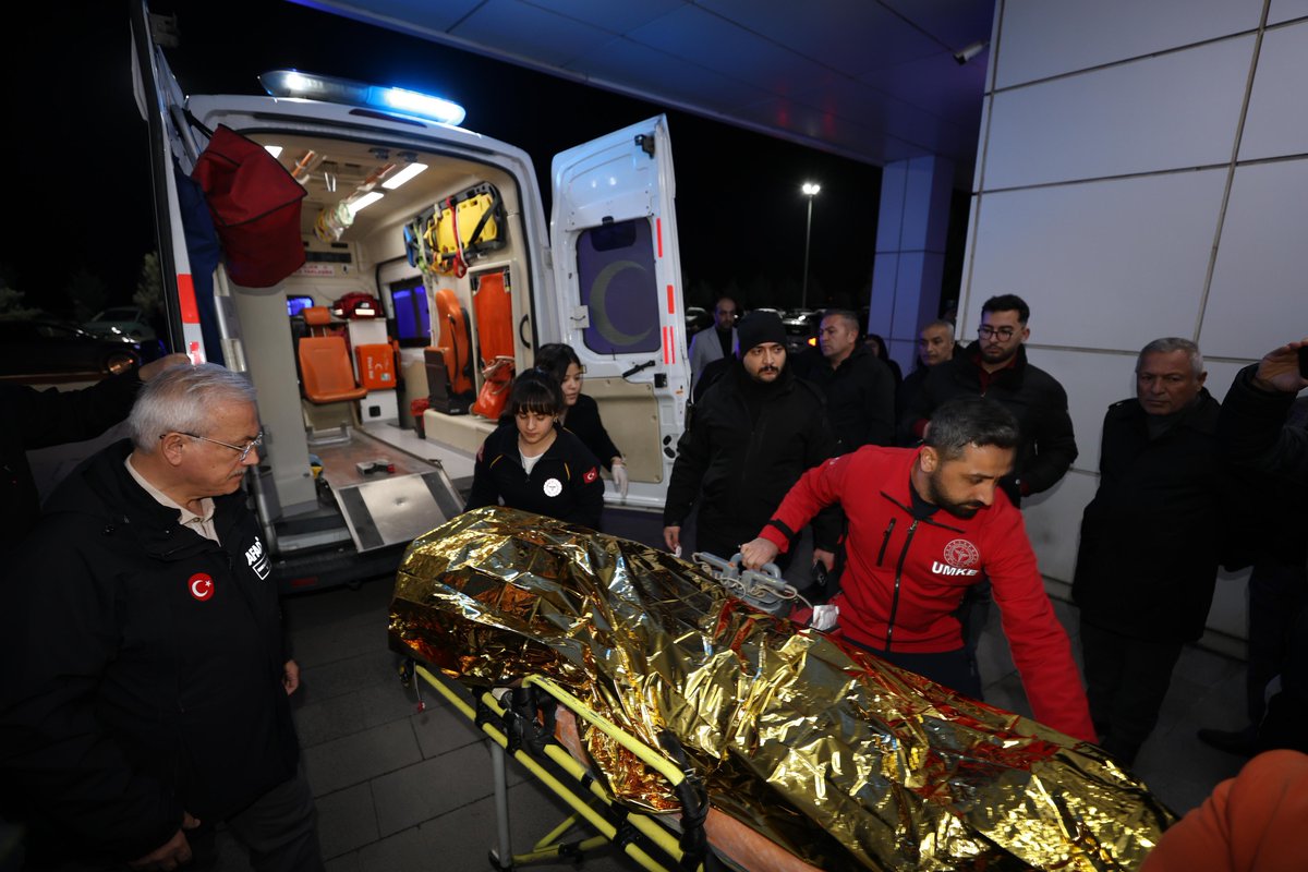 Hasan Dağı’na tırmanırken mahsur kalan ve hipotermi tehlikesi geçiren Konya Necmettin Erbakan Üniversitesinden iki öğrenci, Valimiz Sn.<a href="/malikumbuzoglu/">Mehmet Ali Kumbuzoğlu</a> başkanlığındaki arama kurtarma çalışmalarıyla kurtarılarak tedavileri için Aksaray Eğitim ve Araştırma Hastanesine getirildiler.