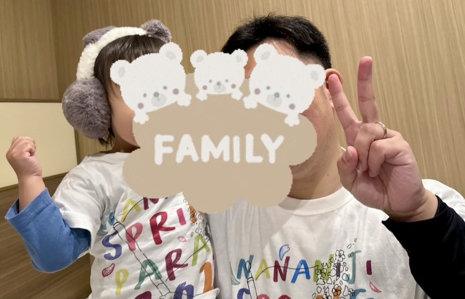 taeko0814leo's tweet photo. 息子にゎ息子用にリメイクしたライブTを着せて、私ゎ『ロックは死なない』のMV風手作り衣装を着て、家族でアニラに参戦！！

席めっちゃ近くて、まおすけに🫶アピールしたら返してくれた💚

なおてゃんの旗🚩を持ってたから、なおてゃんとも目が合った気��する笑

#ナナニジ
#ナナニジデビュー8周年 https://t.co/UX8Y3wSLM6