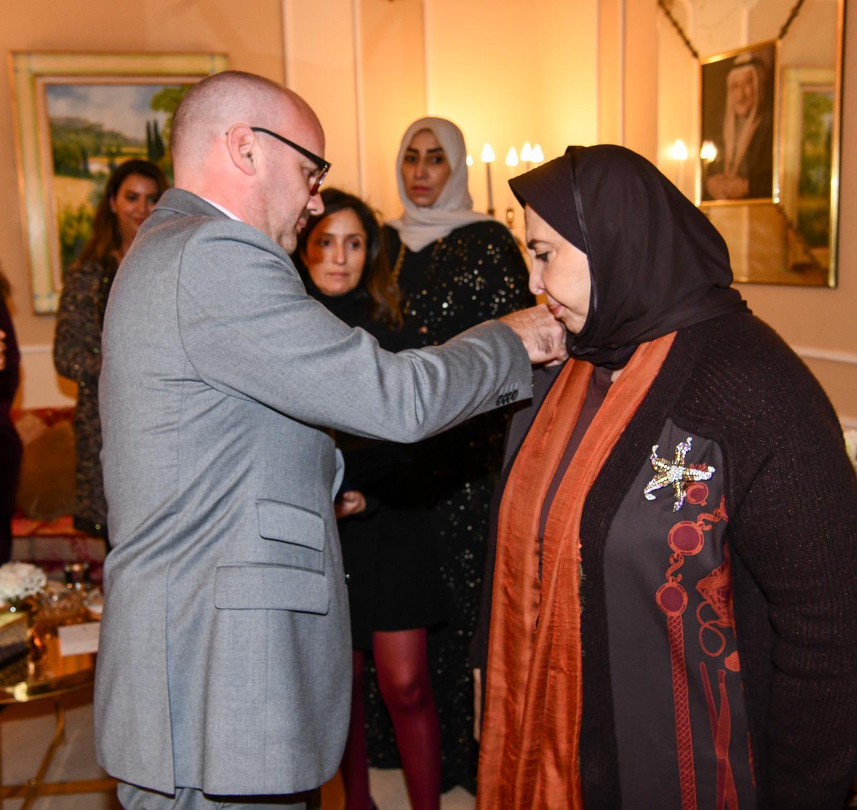 وزارة الثقافة الفرنسية تقلد د. سعاد محمد الصباح وسامها الرفيع

kuna.net.kw/ArticleDetails…