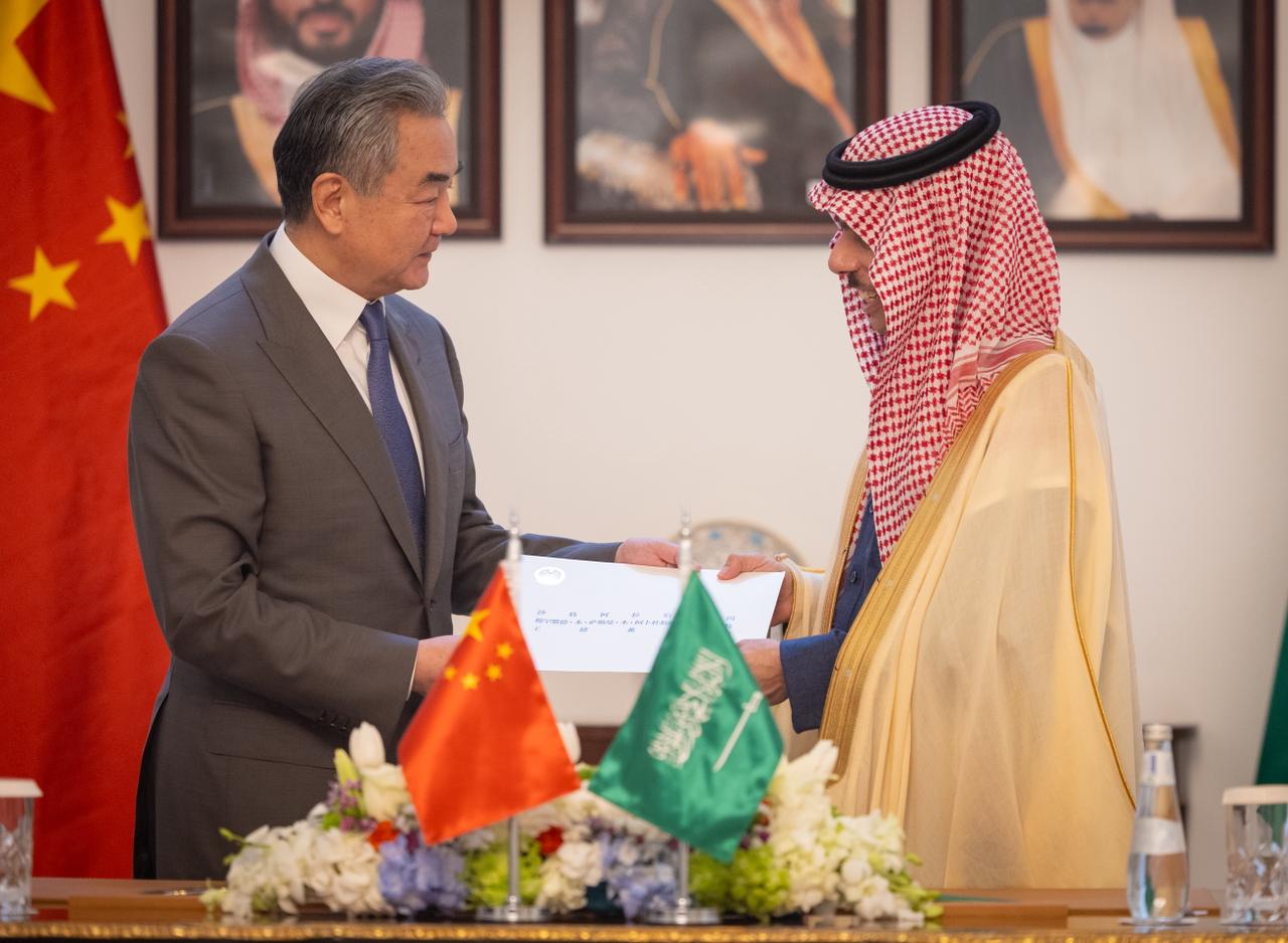 ولي العهد يتلقى رسالة خطية من الرئيس الصيني بشأن العلاقات الثنائية بين البلدين، وقد تسلم الرسالة وزير الخارجية خلال استقباله نظيره الصيني في مقر الوزارة بالرياض #معكم_باللحظة 