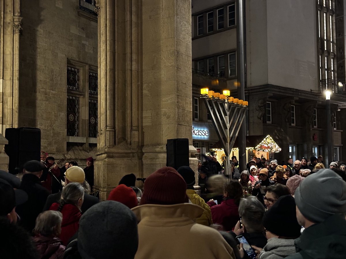 Chanukka Sameach! Zünden des ersten Lichts zu Chanukka mit OB Horn und vielen Mitgliedern der Jüdischen Gemeinde und Freunden in Erfurt. Unsere Gedanken sind bei den Opfern, Familien und Freunden der JGM in Sidney. #chanukkah #Erfurt