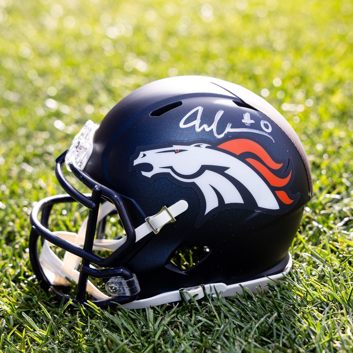 Broncos's tweet image. 🗣️ COOOOOOOOOP

RT to #ProBowlVote + enter to win this @JonathonCooper7 mini helmet!