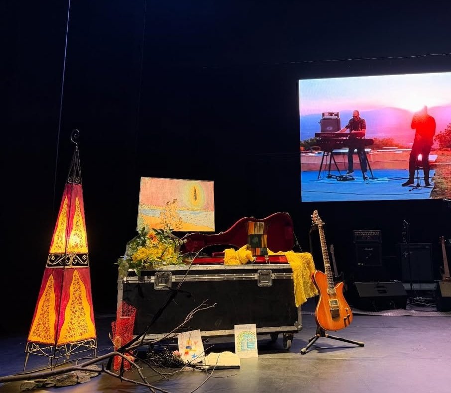 Cuando muere un artista que me gusta, paso días escuchando sus canciones.
Tuve el primer autógrafo de Robe con 8 años, éramos vecinos, crecí escuchando y refugiándome en su música. Aún no soy capaz de escuchar su voz, mi cabeza no ha aceptado nada hasta hoy, qué grieta más grande