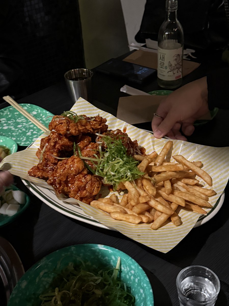 Mac_Chili__'s tweet image. 술값 무섭다 35만원 쓰고옴;

안주 두개랑 소주만 먹었는데 
캐나다에선 소주가 양주값이라 1차만 갔는데도 술값이 어마무시함;