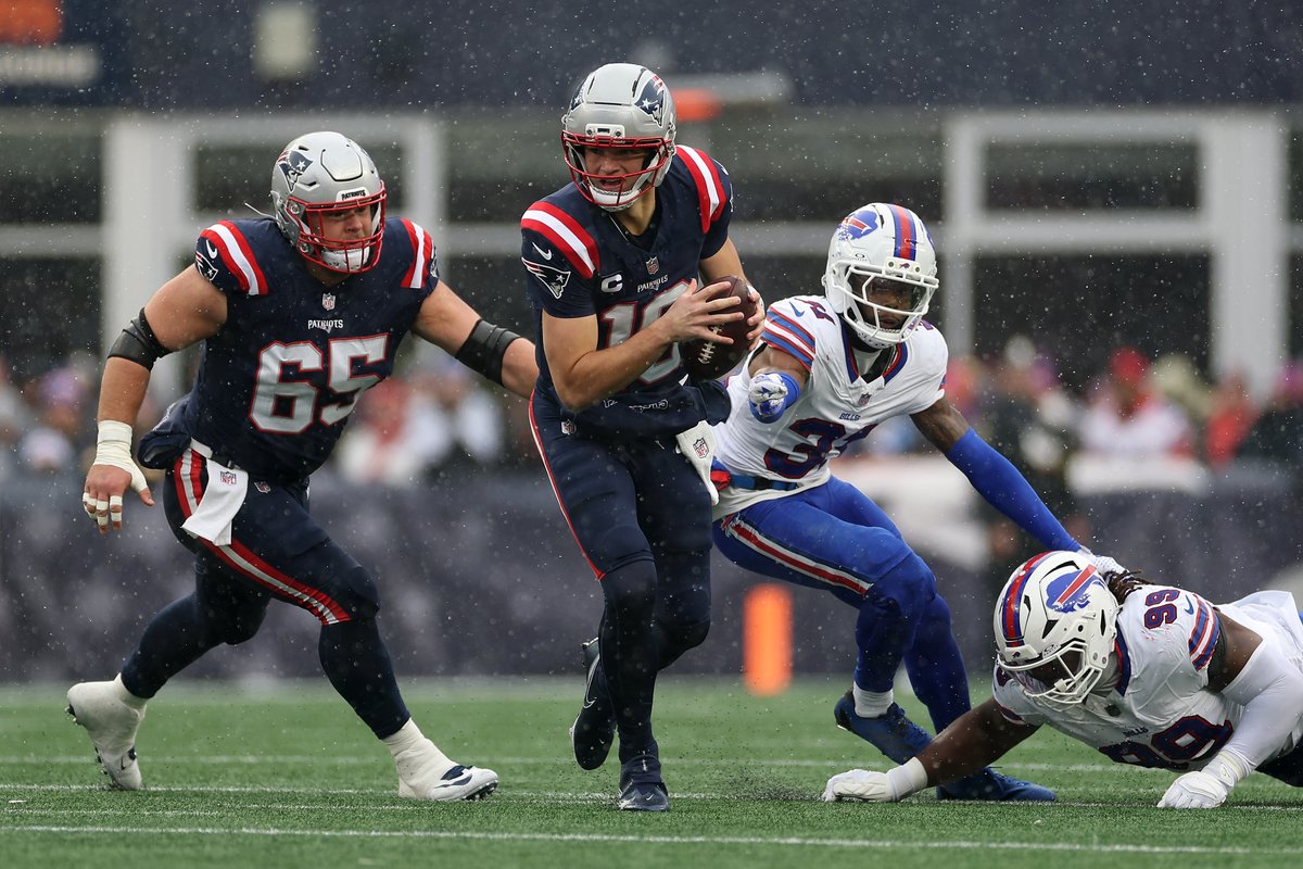Drake Maye had two rushing TDs in the first quarter today, becoming the first Patriots QB ever to record two rush TDs in the first quarter.
He's also the fourth player all-time to do that for the @Patriots at any position 👏
