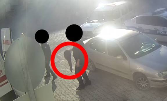 Yeşim Akbaş'ın da katili polisti.
Onu korumak için cinayet silahını temizleyen, ellerini yıkamasına izin verip üstüne kolonya döken, olay yerinde yalnız bırakan polisler serbest biri emekli bile oldu. 3 sene olacak katil serbest kalanlardan da 2si daha yeni yargılanacak.