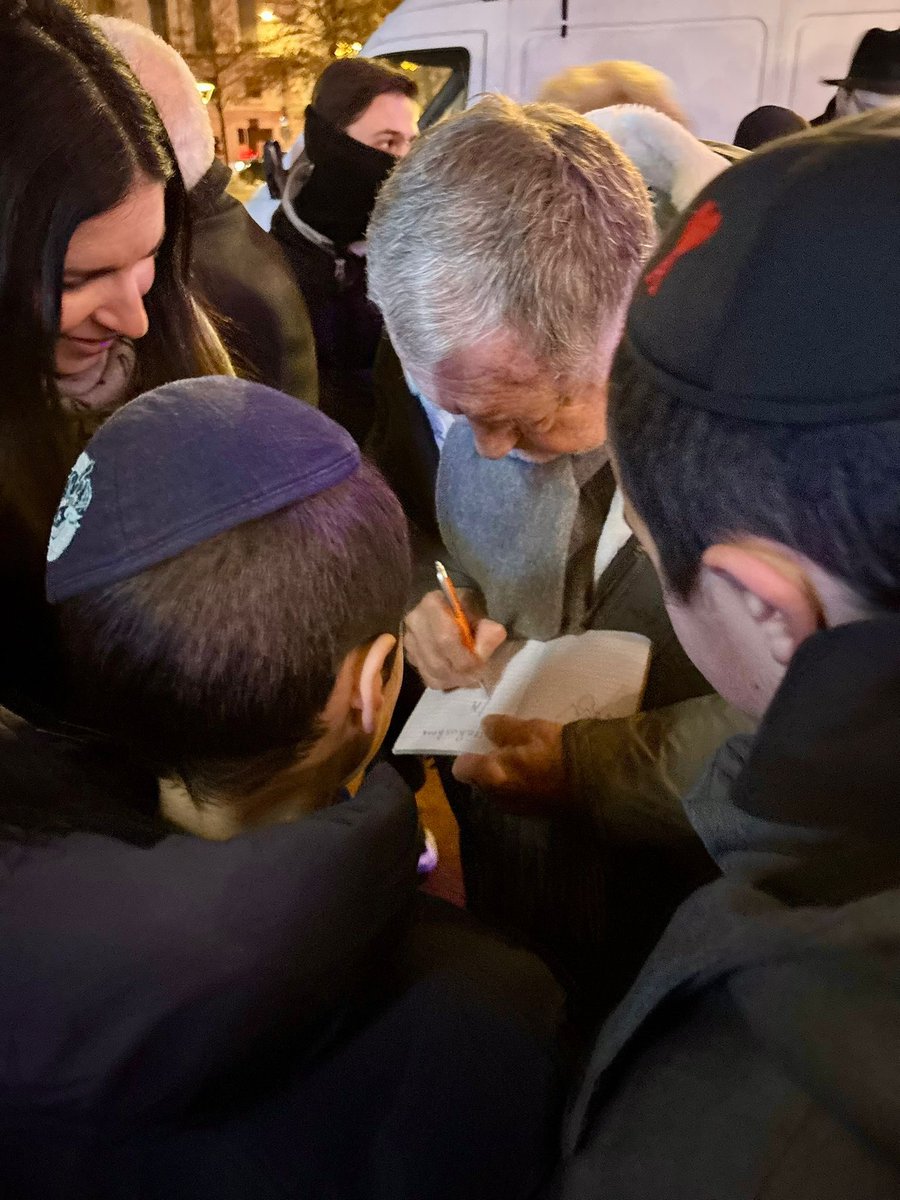 Après l’attentat antisémite de ce matin à Sydney, j’ai tenu à être présent ce soir place Bellecour pour l’allumage public de Hanouka.
Face à la haine, nous opposons la lumière.
Face au terrorisme, l’unité.
#Lyon se tiendra toujours aux côtés de toutes celles et de tous ceux qui