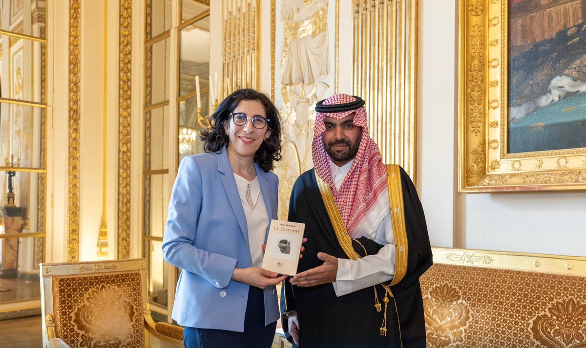 🗓️ يونيو / 2023 
📙 وزير الثقافة السعودي الأمير بدر بن فرحان يهدي وزيرة الثقافة الفرنسية رواية "الحزام" للكاتب السعودي الراحل "أحمد أبو دهمان" باعتبارها أحد أهم الأعمال الثقافية التي تجمع البلدين