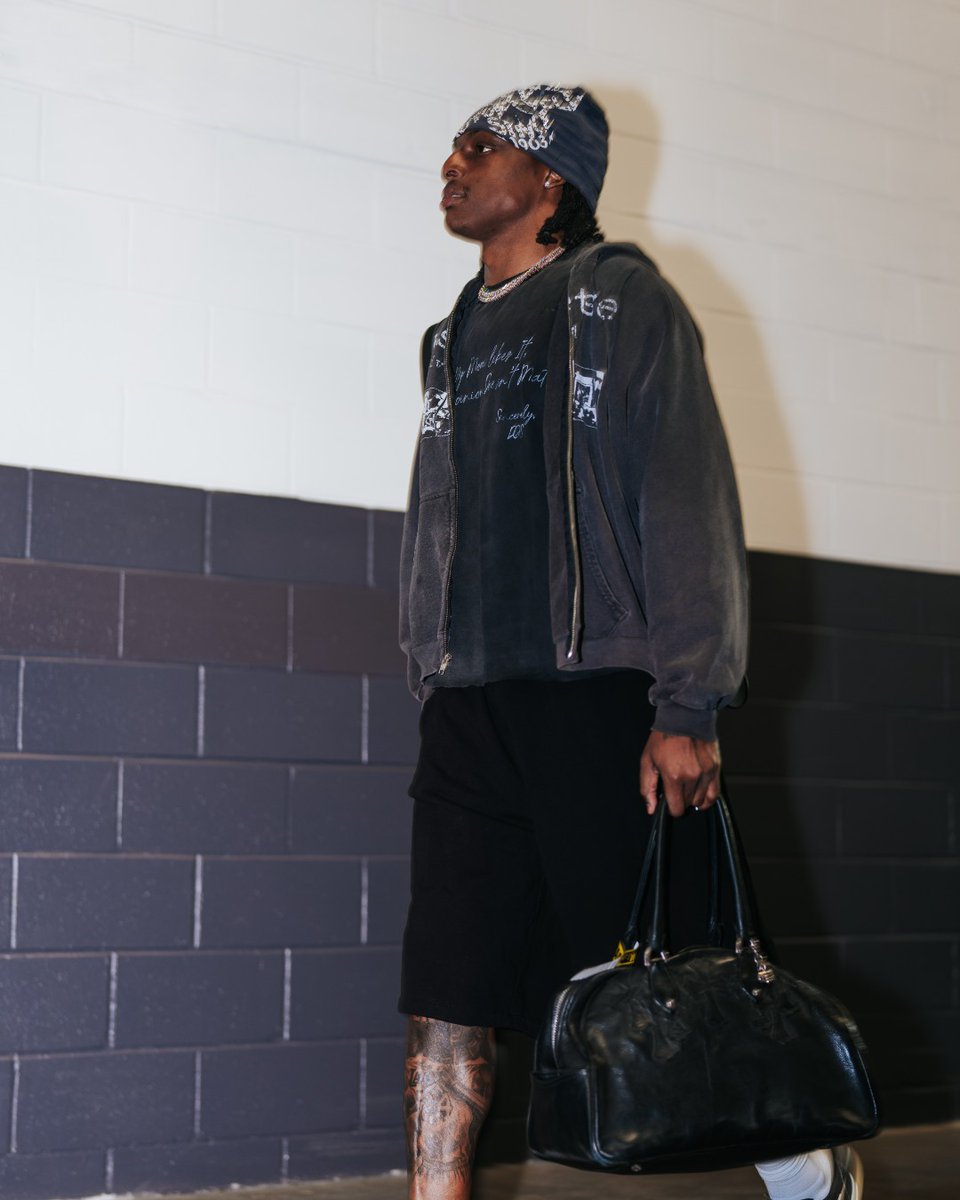 Panthers's tweet image. 🎱 in the building 

Posts and reposts = 2 votes

Jaycee Horn | #ProBowlVote