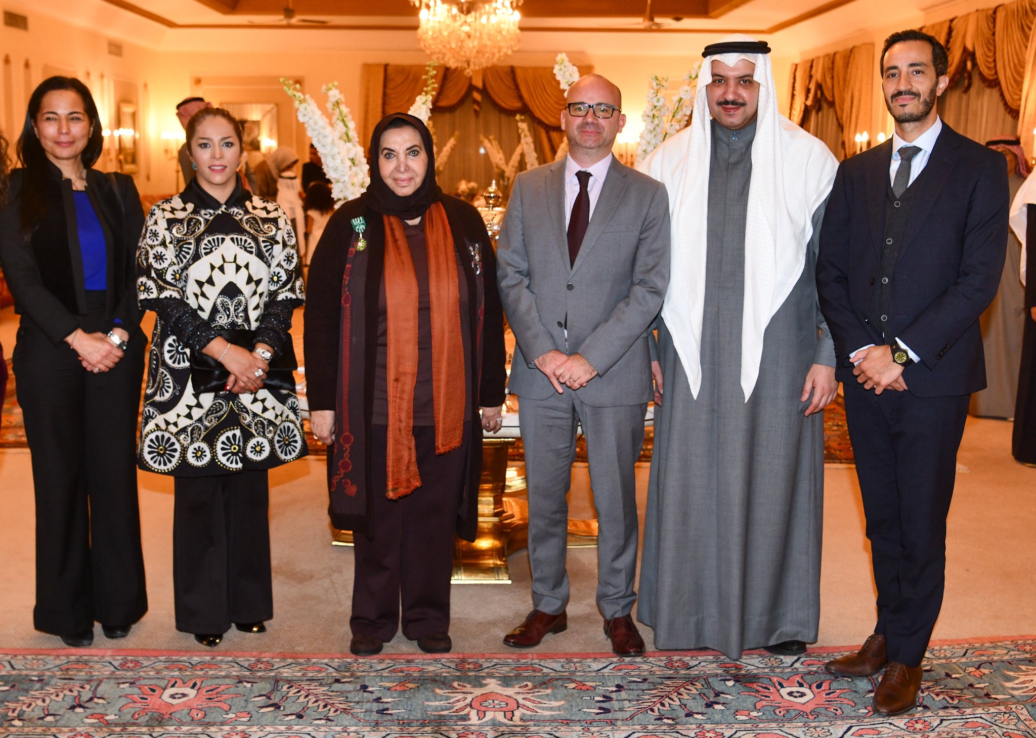 فرنسا تقلد الشيخة الدكتورة سعاد الصباح وسام الفنون والآداب برتبة ضابط تقديراً لمسيرتها الثقافية والفكرية 