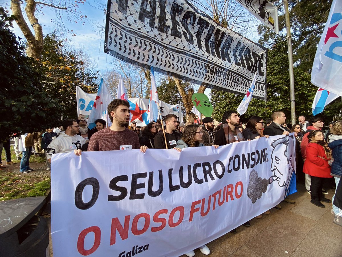 Hoxe, Galiza voltou falar alto e claro contra Altri. Nunha praza do Obradoiro desbordada, dicimos á Xunta do PP que a macropasteira de Altri non será e que o noso país e os nosos recursos han de estar ao servizo das galegas. 

Altri non! ✊🏼