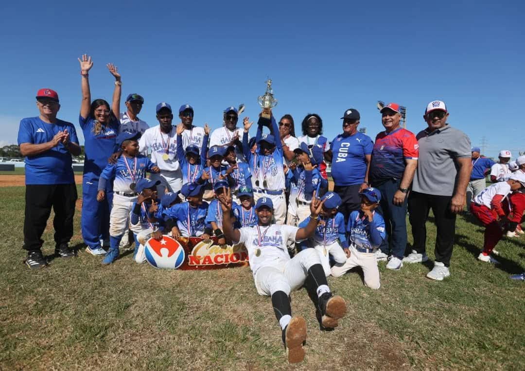 #LaHabana logra el título en la Copa de las Pequeñas Ligas (7-8 años), al remontar la gran final ante el conjunto de Granma.
Los peloteritos capitalinos cedieron en el primer choque,pero lograron imponerse en los dos restantes para llevarse el título.
Felicidades campeones 
📷JIT