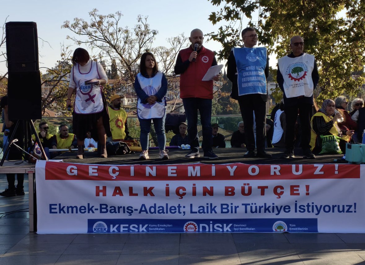 “Halk için bütçe, emek için bütçe!”
Bütçeden hakkımızı istiyoruz!
Saraylara, yandaşlara değil; emeğe, halka bütçe istiyoruz.
Yoksulluğu dayatan, emekçileri görmezden gelen bu düzeni kabul etmiyoruz.