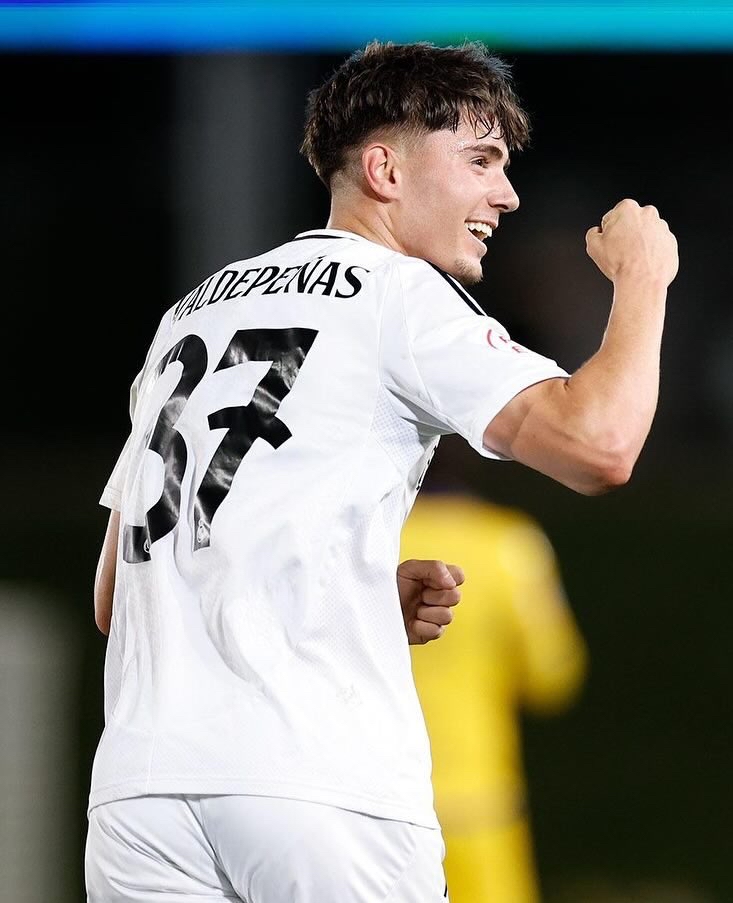 فيكتور فالديبينياس يشارك لأول مرة بقميص ريال مدريد أمام ديبورتيفو #ألافيس 