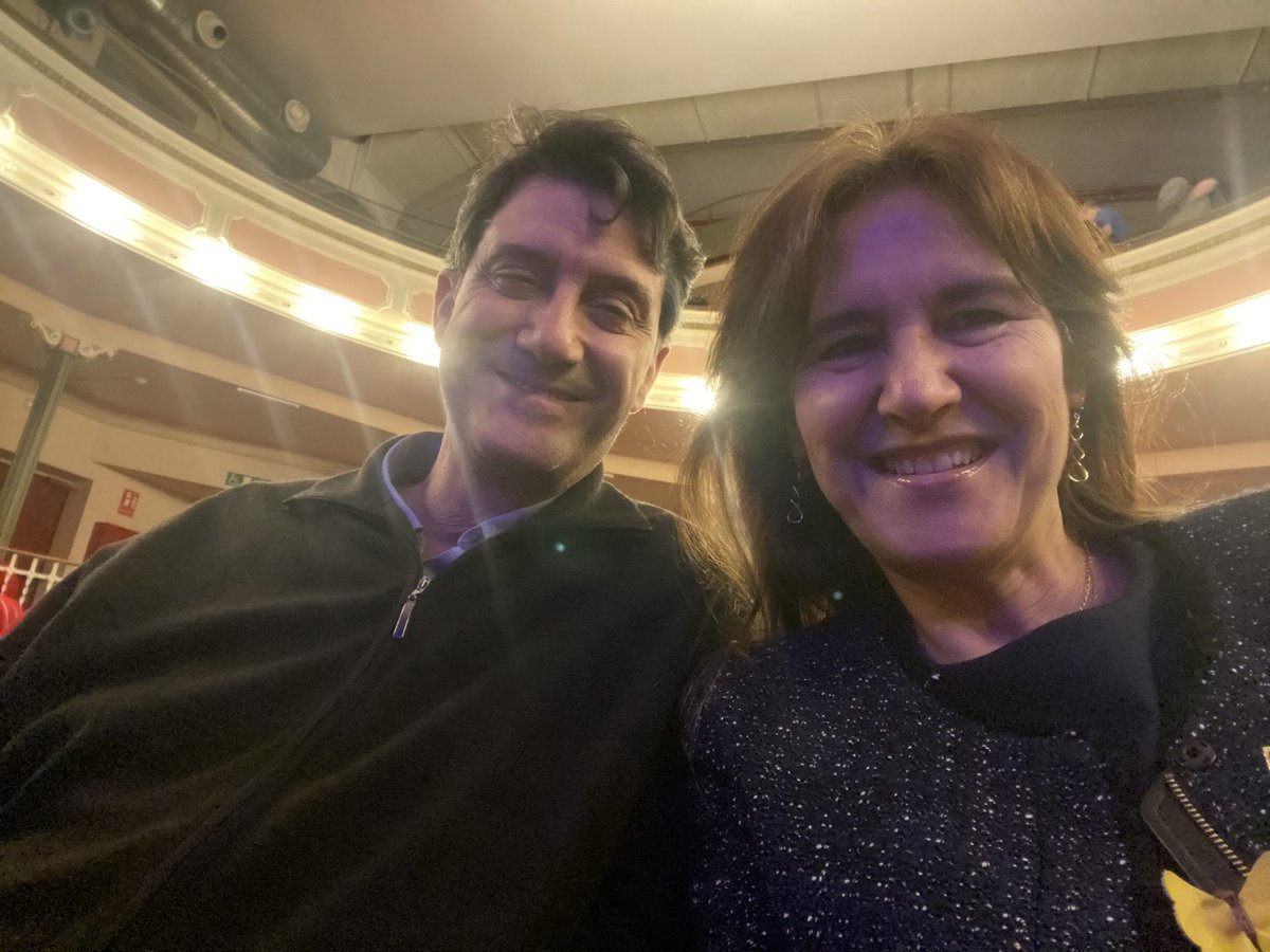 LauraBorras's tweet image. Quin tip de riure amb “Histèria Any Zero”! Tarda de riure fins acabar extenuats al Teatre de Sarrià amb els grans @tonialba i @Fermi_Fdes.
Gràcies, gràcies, gràcies! 
Si podeu veure-la aquests dies de Nadal: no us la perdeu. Regaleu teatre, que és vida!