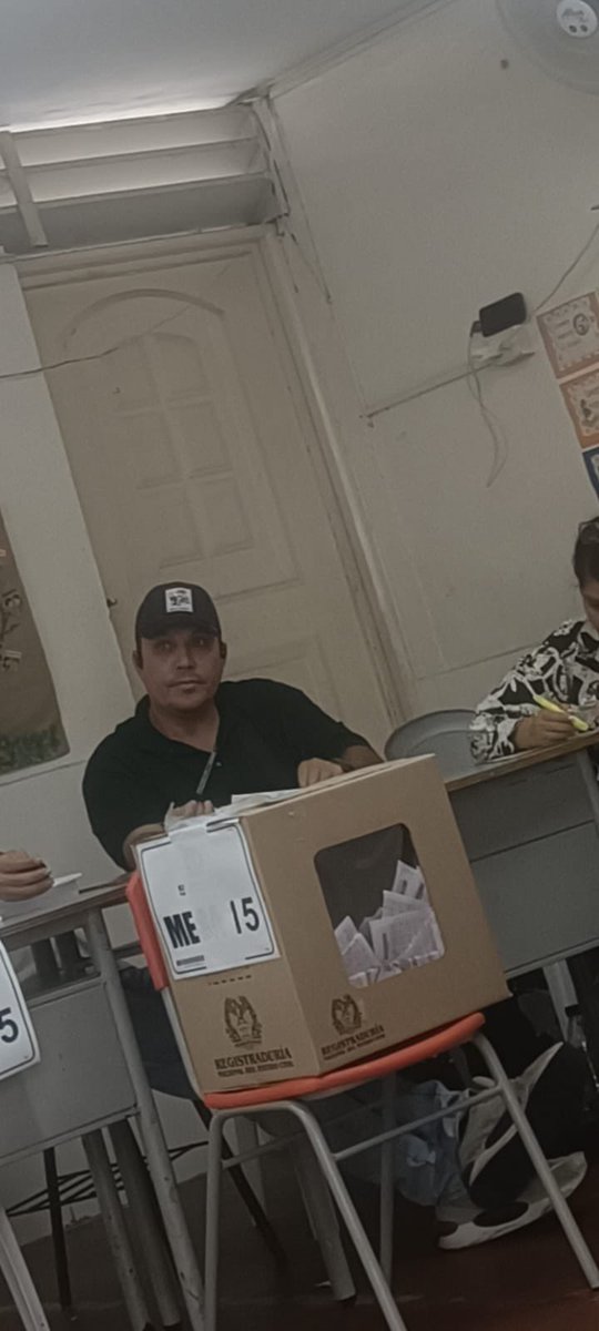 #Urgente Capturan al jurado mesa 15 de las Americas por esté ejerciendo presión en los electores.