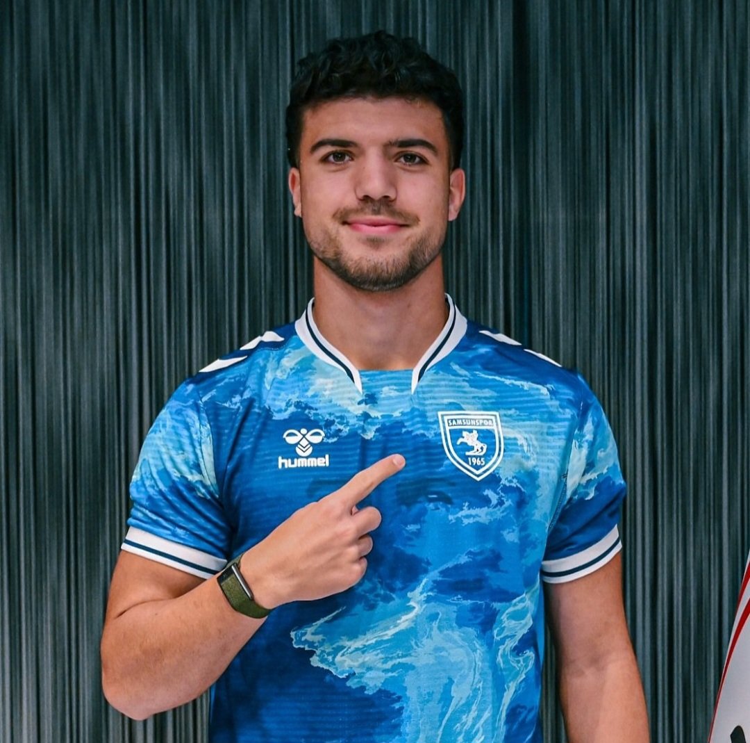 Samsunspor tribünü daha önce hata yapan bir çok futbolcusunun arkasında durmuş ve bağrına basmıştır, Eyüp Aydın'ın bugün ıslıklanma sebebi üzerinde Samsunspor arması varken malum takım futbolcusunun elini öpmesidir