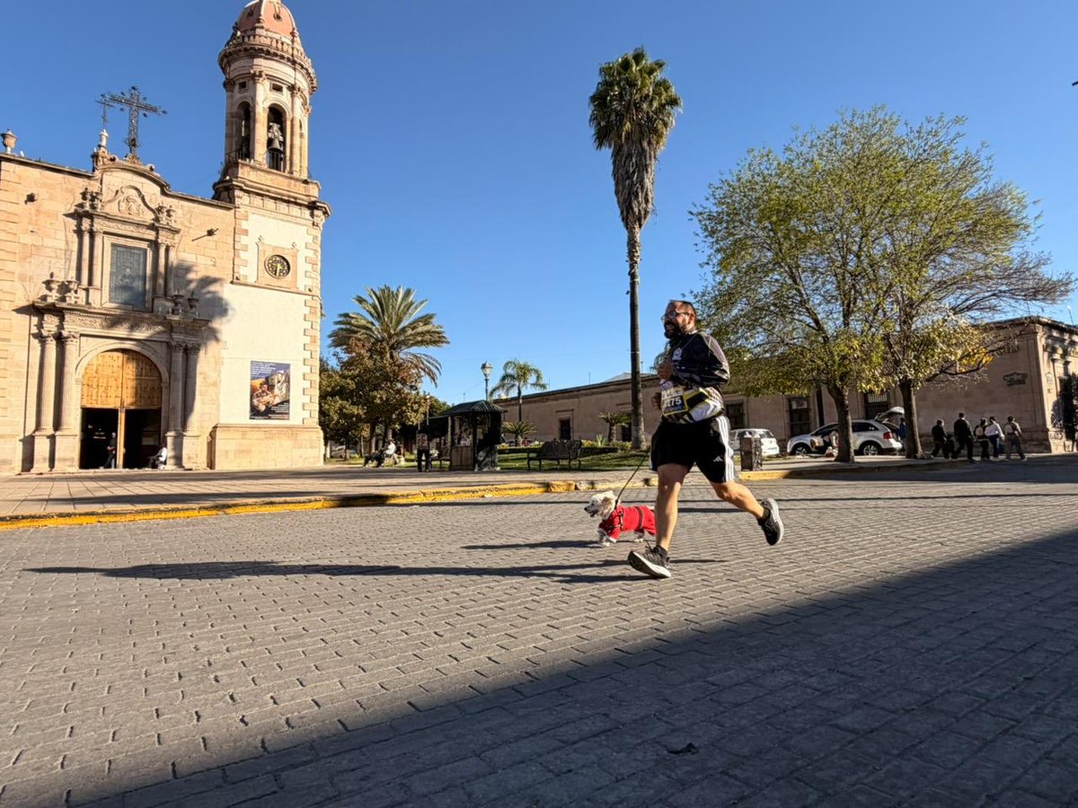 DMSPDGO's tweet photo. ¡Así se vivió la 2da carrera “Guardianes del Camino 4K”! 🏃‍♂️
Gracias a cada participante por su entusiasmo y energía.
Sigamos sumando kilómetros, prevención y logros. 💪

#GuardianesDelCamino
#LaPrevenciónEsElCamino
#DurangoEsElCamino https://t.co/LwYaAq89rX