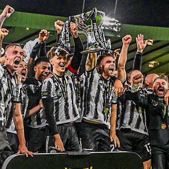 🚨🏴󠁧󠁢󠁳󠁣󠁴󠁿 𝐎𝐅𝐅𝐈𝐂𝐈𝐀𝐋 | St Mirren have won the Scottish League Cup! ⚫️⚪️🏆

They beat Celtic 3-1. It's their first major trophy in 13 years! Great moment for them. ✨