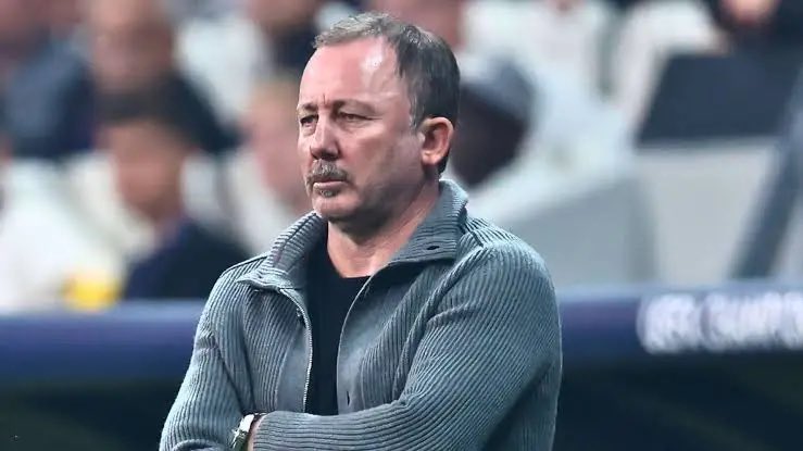 Çaktıkları oyuncuları gönderdiği için menajerler sevmez, hakkını aradığı için hakemler sevmez, transfer istediği için yönetimler sevmez, yerli olduğu için scoutçuklar sevmez, Beşiktaşlı olduğu için şansı da yaver gitmez. 

Allah sabır versin