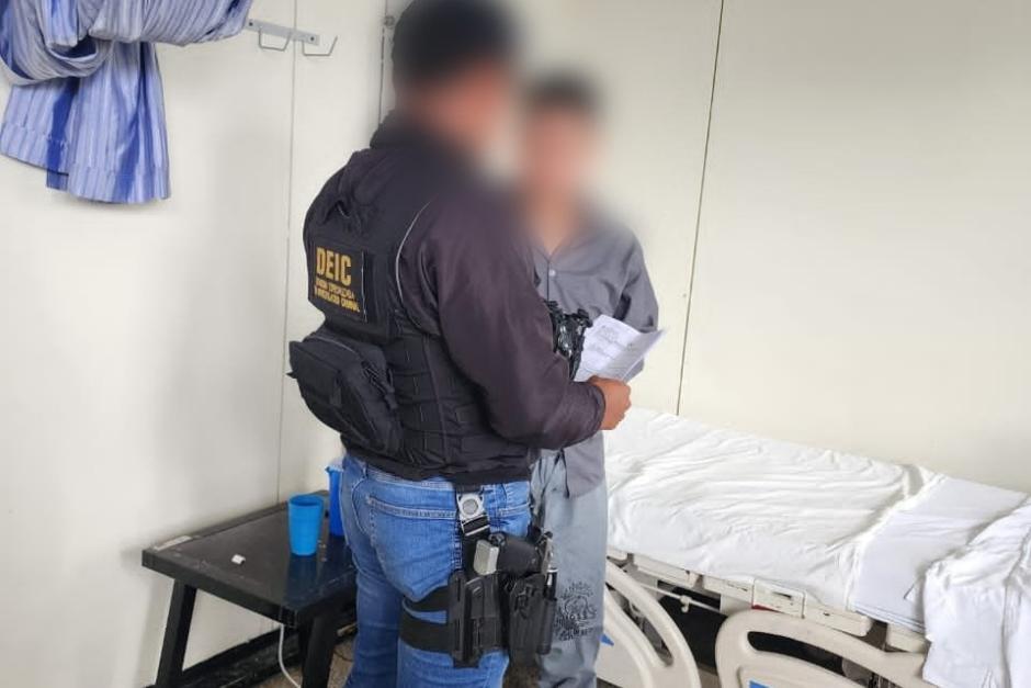 soy_502's tweet image. 🚨 Hombre fue notificado de una orden de captura en su contra por el delito de femicidio

Agente de la PNC habría matado a su pareja en la zona 2 ⬇️

soy502.com/articulo/agent…