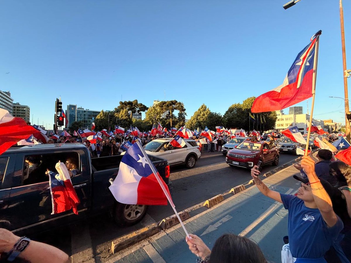 A quienes perdieron sus trabajos y sus fuentes de ingreso durante el estallido, 

A quienes sufrieron la humillación de «el que baila pasa»,

A los creyentes que vieron sus iglesias arder,

A los que vivieron con miedo, 

A los que sufrieron portonazos en sus casas,

A los