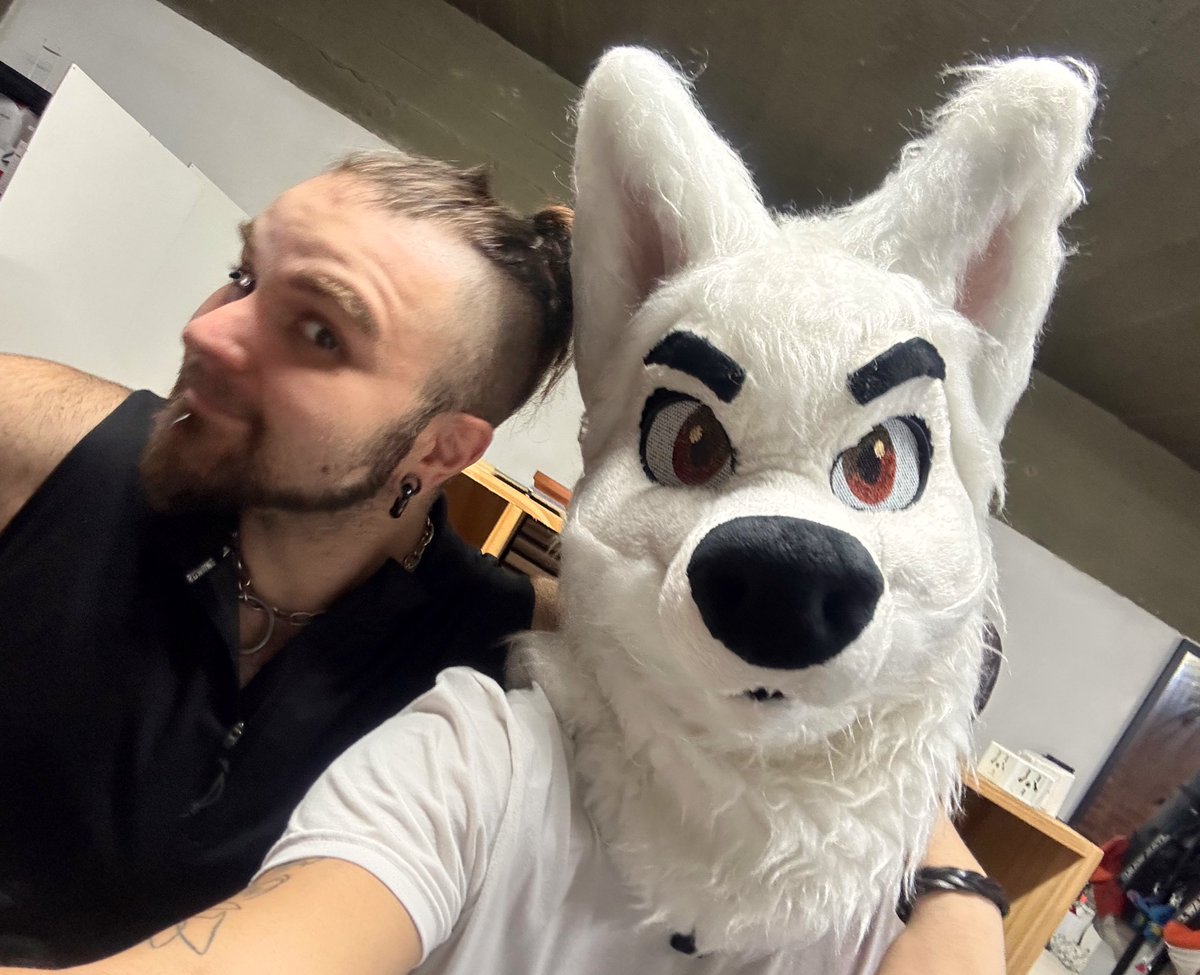 My favorite raccoon <a href="/justZaqueo/">zΛqueo~ 🎋📿</a> came to visit me today.