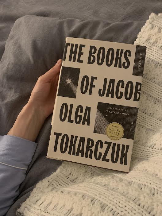 KateMcInnesLaw's tweet photo. Few moments in life compare to fresh sheets, a cat’s steady purr on your shoulder, and nothing planned for a cold December evening but driving into a long book from a beloved author. 🤍 https://t.co/kvcxBcRHZF