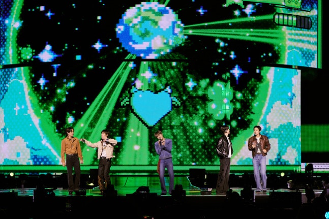 151225 | INFO

Full Album ke-8 EXO, 'REVERXE', yang akan dirilis pada 19 Januari sebagai album dan sumber musik digital, berisi total 9 lagu. 
Pre-order akan tersedia di berbagai toko musik online dan offline mulai pukul 12PM kst (10.00 WIB).

Di akhir fan meeting kemarin, para