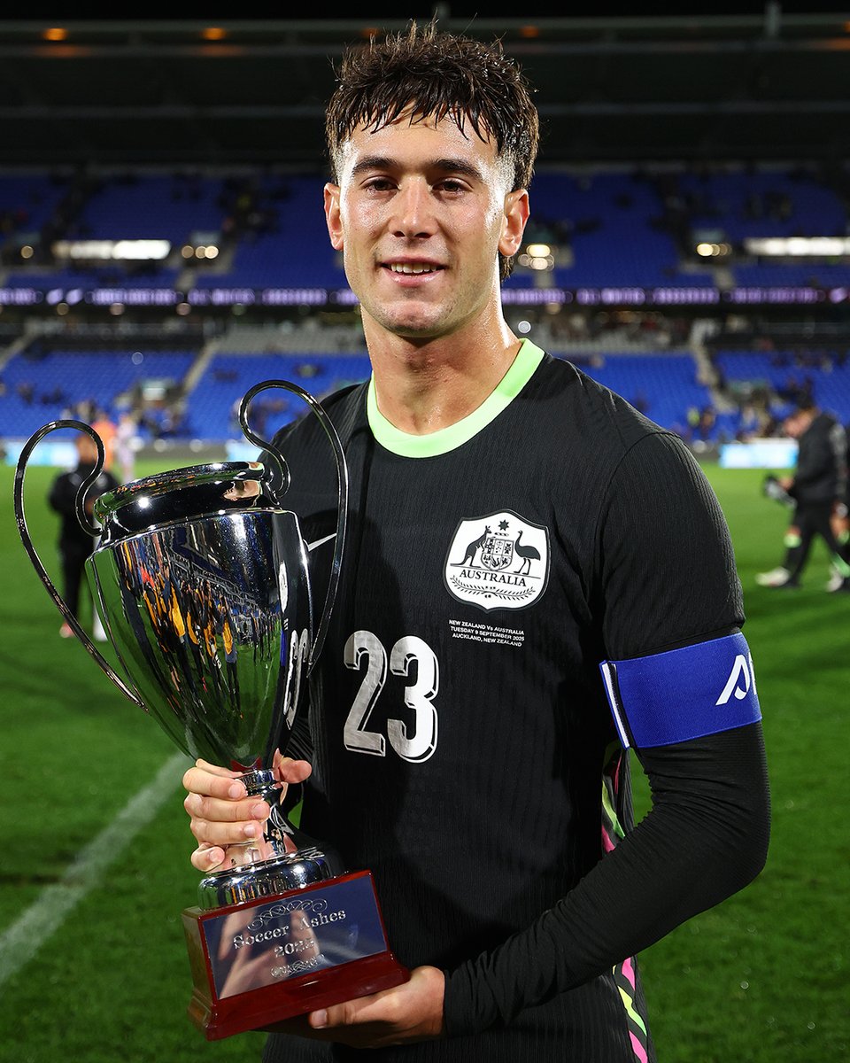 Socceroos's tweet image. When Alessandro Circati became the youngest CommBank #Socceroos captain in 44 years ✨©️👏

The defender lifted the Soccer Ashes trophy after a 4-1 aggregate win over New Zealand 🔥⚱️

𝐌𝐨𝐦𝐞𝐧𝐭𝐬 𝐟𝐫𝐨𝐦 𝟐𝟎𝟐𝟓

#ForeverGolden