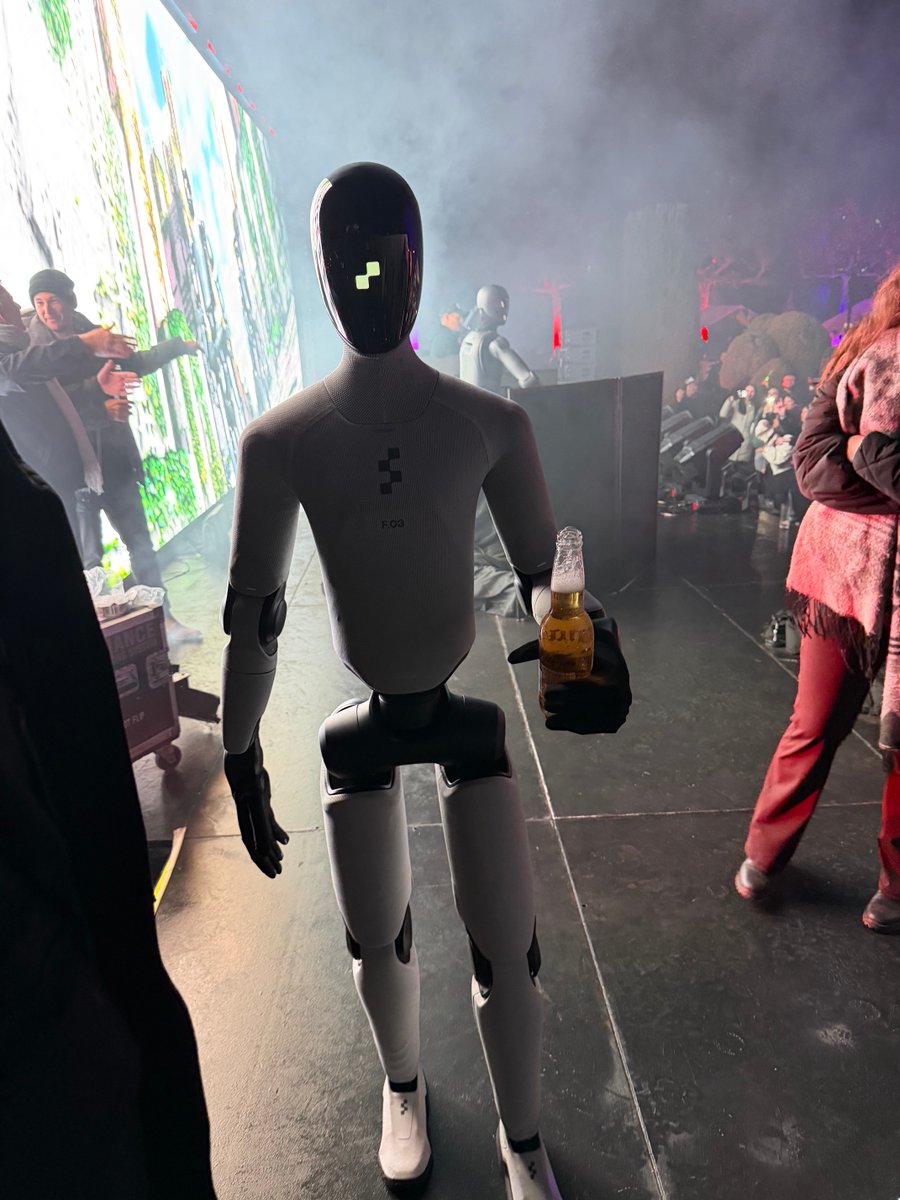Beer bot delivering Coronas to deadmau5 🤣