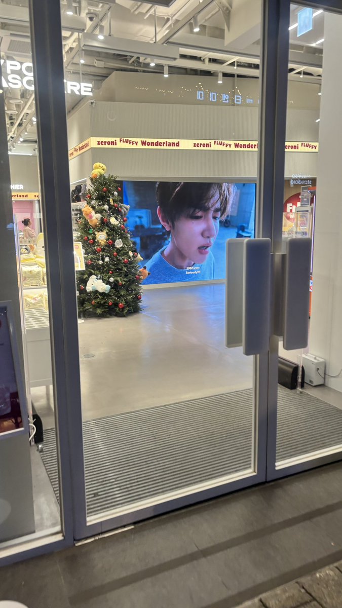 라인프렌즈  들어가려고햇은데   ㅈㅎㅇ가 화내고있어서  다 화낼때까지 기다렸다가들어감