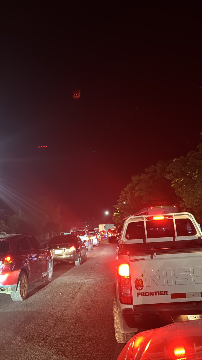 jcarpero's tweet photo. Increíble una hora ha pasado ya desde que se dió la orden @RomeoHerrera1 para habilitar el tráfico en carretera Los Chorros y no se mueve nada hacia Santa Tecla @VMTElSalvador @ObrasPublicasSV https://t.co/wn3AqdNlVU