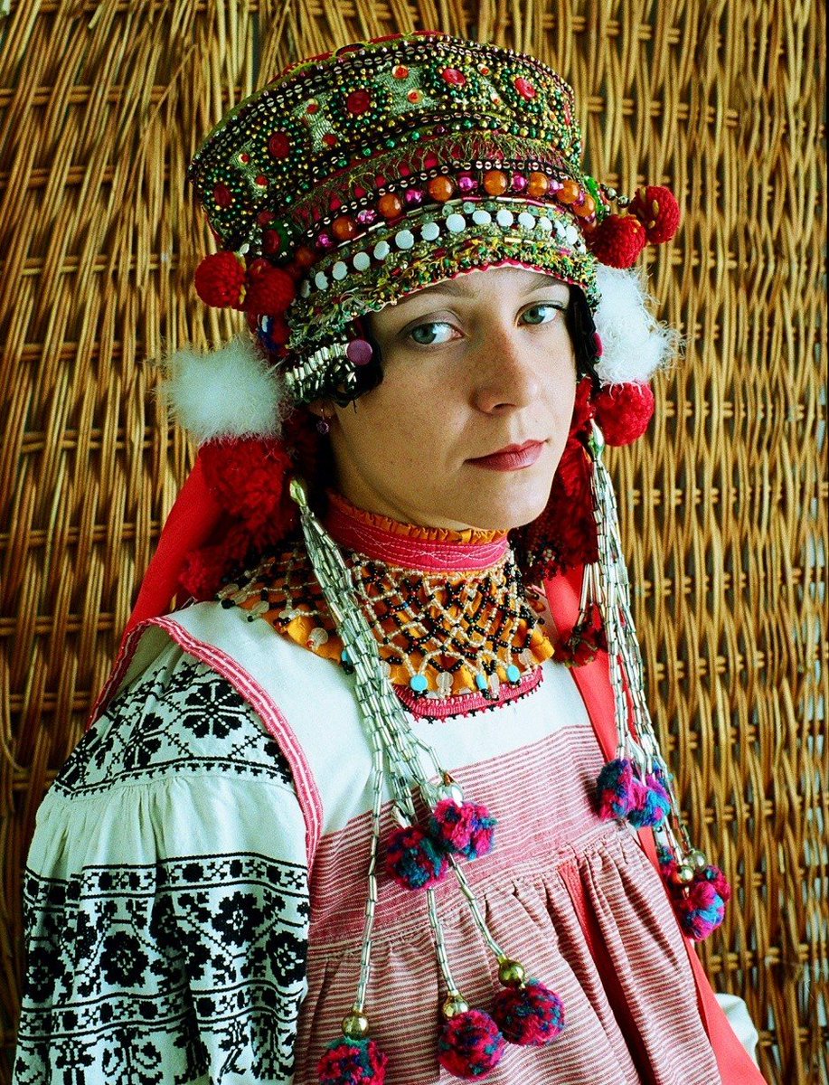 我认为部分原因在于苏联拥有强大的服装学校，其建立在推广地方传统之上。俄罗斯有大约200个民族，许多民族都有苏联资助的民间艺术团体等等，即使在“俄罗斯人”内部，也存在着大量的文化多样性可供借鉴。