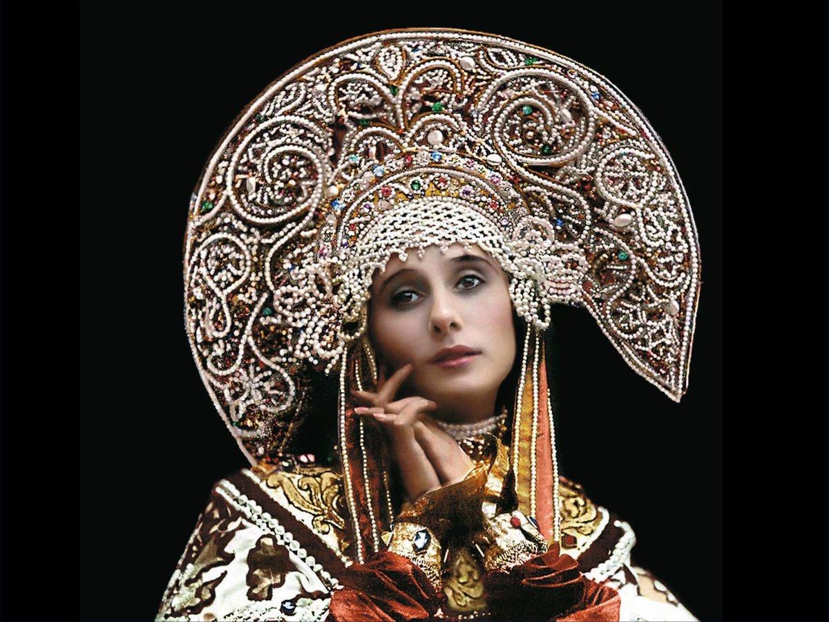 我认为部分原因在于苏联拥有强大的服装学校，其建立在推广地方传统之上。俄罗斯有大约200个民族，许多民族都有苏联资助的民间艺术团体等等，即使在“俄罗斯人”内部，也存在着大量的文化多样性可供借鉴。