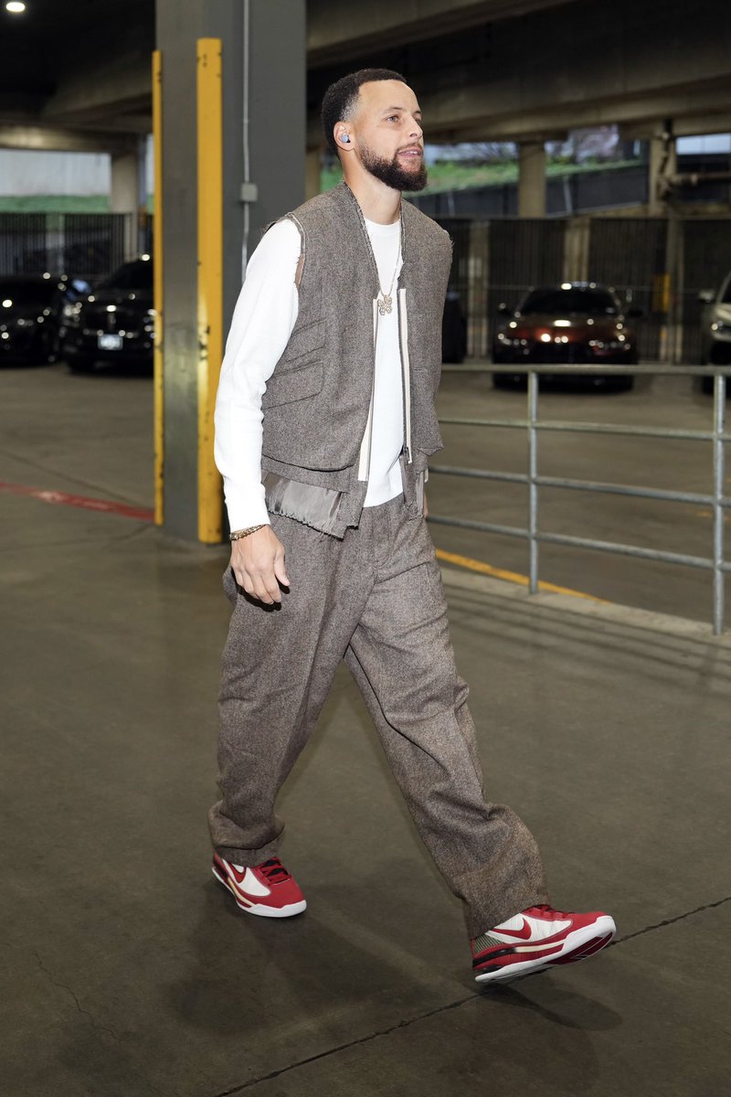 nicekicks's tweet image. Stephen Curry pulled up to Portland in Brandon Roy’s Nike Air Max Rise PE from 2010 👀 @NickDePaula