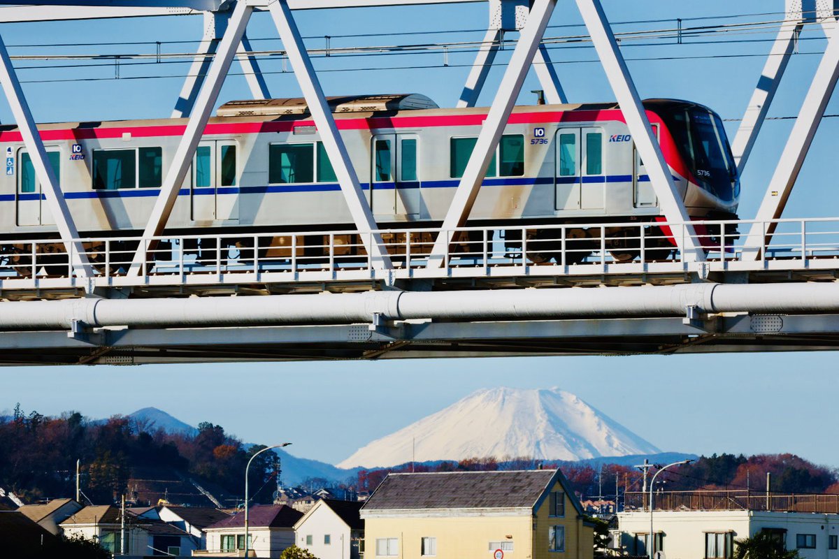 imaik2's tweet photo. 京王線の電車を大きく、富士山🗻を下に入れて撮って終了です。😅 https://t.co/tkObfTYZDu