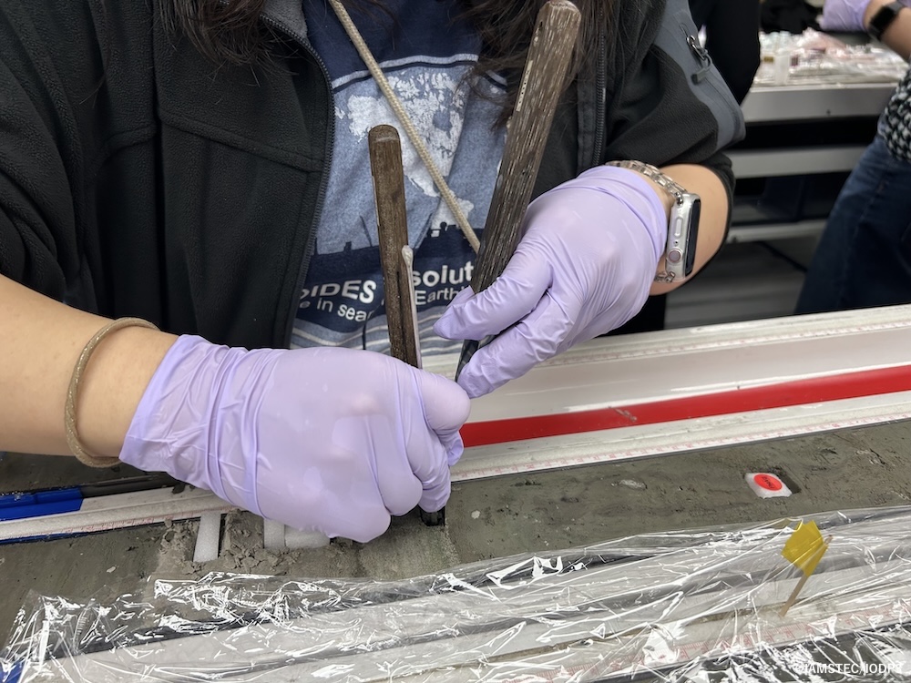 Chikyu_JAMSTEC's tweet photo. 9 Dec. Thanks to thorough advance preparations & planning, we were able to sample more core sections than planned!
Researchers are working hard on writing & preparing reports!
#IODP3 #JAMSTEC #Exp503 #Chikyu https://t.co/NdZpf4Za2x