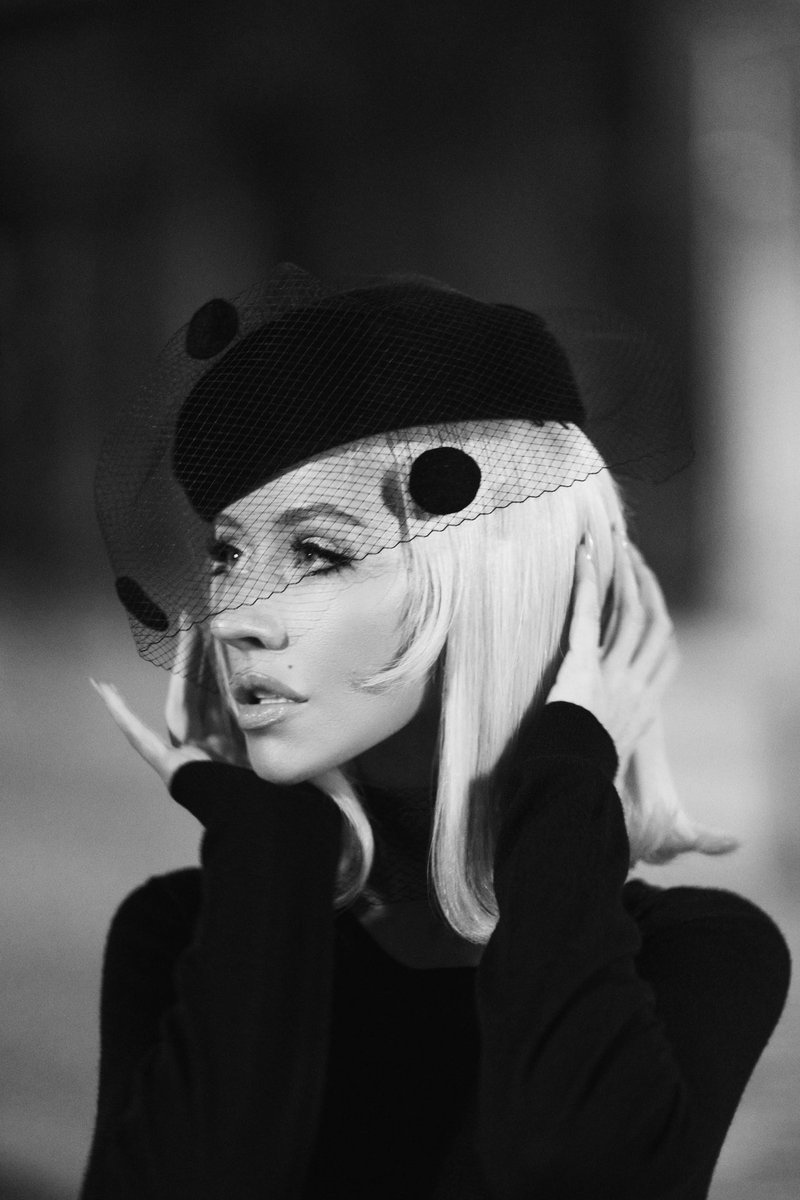 _inmusic_'s tweet image. Christina Aguilera looks incredible in new photo.