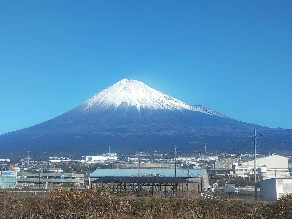 Syookun1012's tweet image. おはようございます😊
昨日の雨で富士山が白くなりました😀