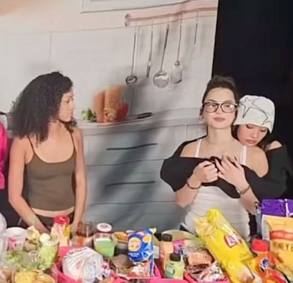 liasserafim's tweet photo. even le sserafim girls aren’t safe sophia is just too greedy https://t.co/cxJXDgk3rY