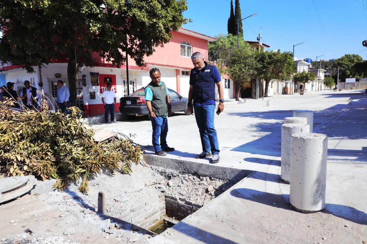 Angel Torres da seguimiento a obras en colonias Santa Cruz y El Roble
• Se realizan obras integrales con concreto hidráulico, jardineras, banquetas, señalética, alumbrado público y servicios básicos

libertadenchiapas.mx/2025/12/15/ang…